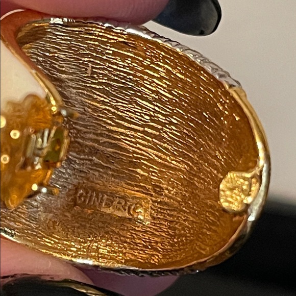 Vintage Ciner White Enamel Pave Swarovski Crystal Clip-on Earrings - Picture 5 of 8